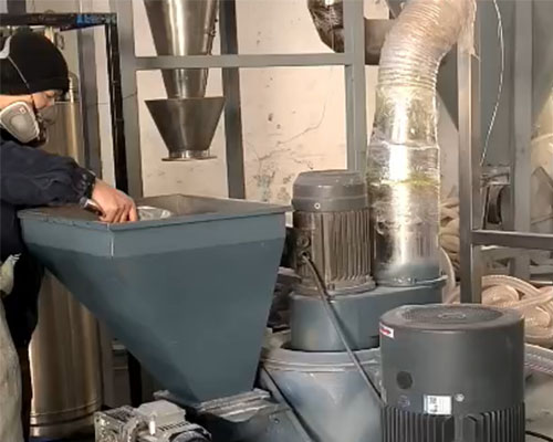 <b>EBS超細(xì)粉碎機(jī)現(xiàn)場加工粉體視頻</b>